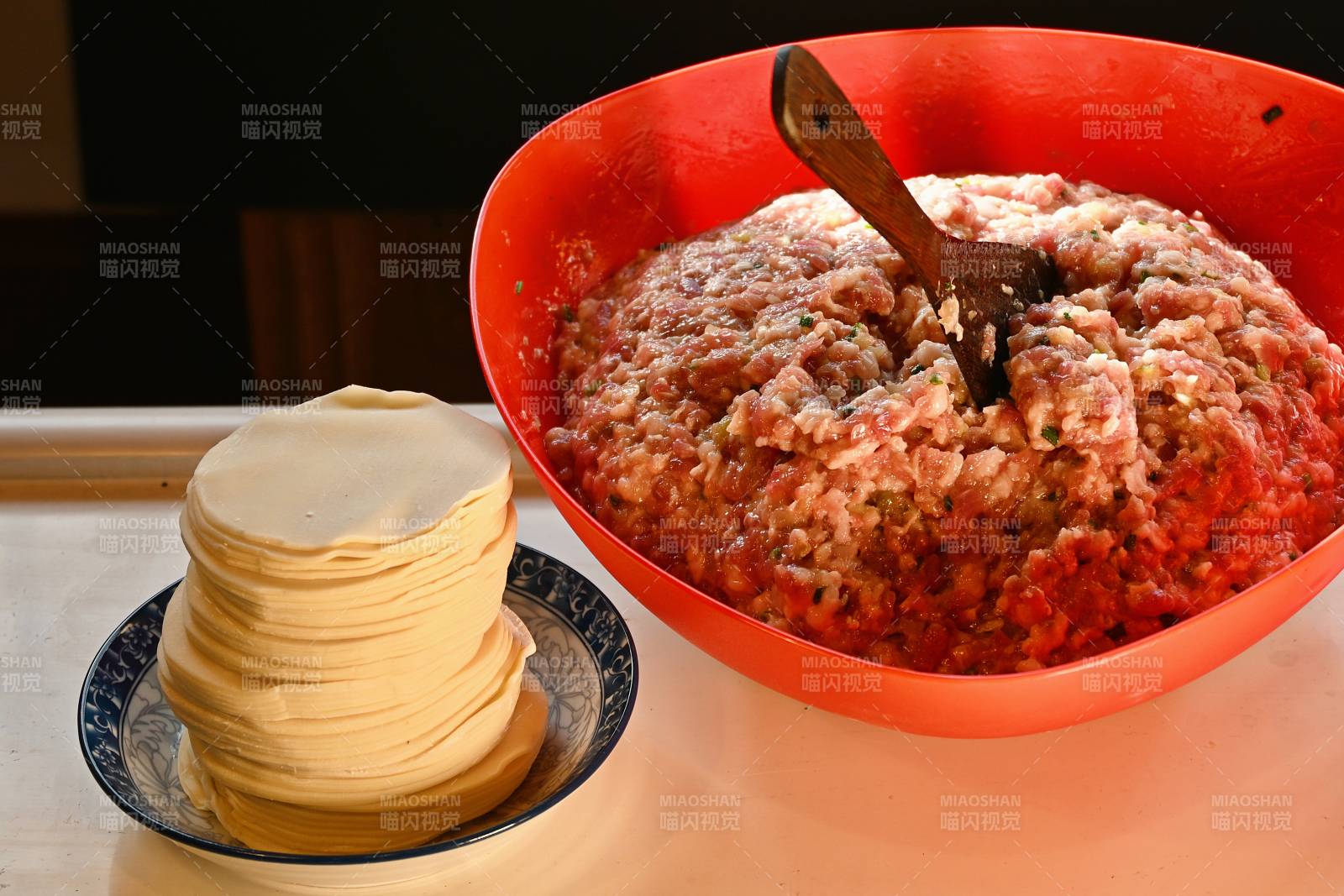 饺子馅与面皮准备中图片