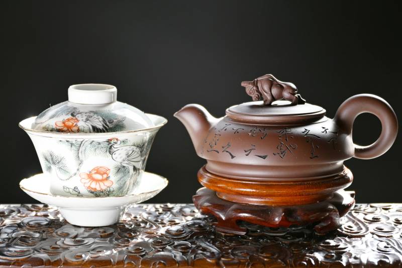 茶壶与盖碗静置图片