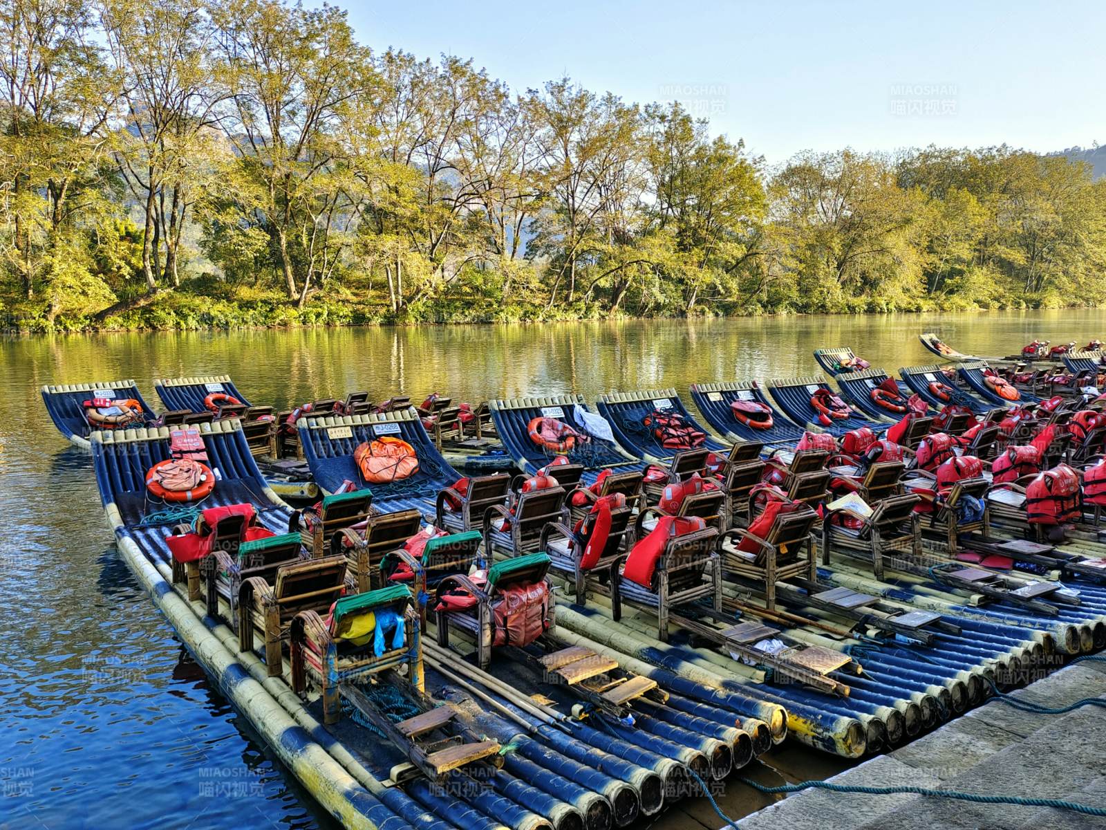 竹筏停泊湖畔图片