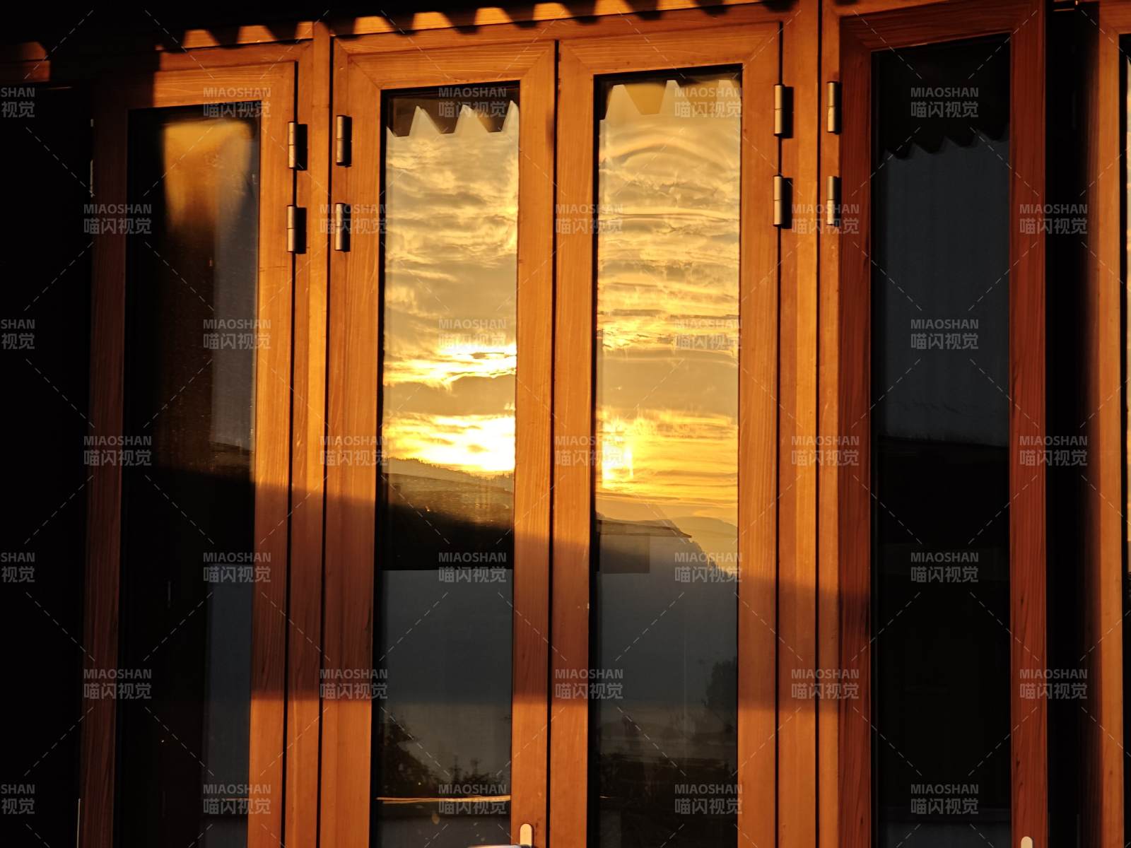 夕阳映窗景图片