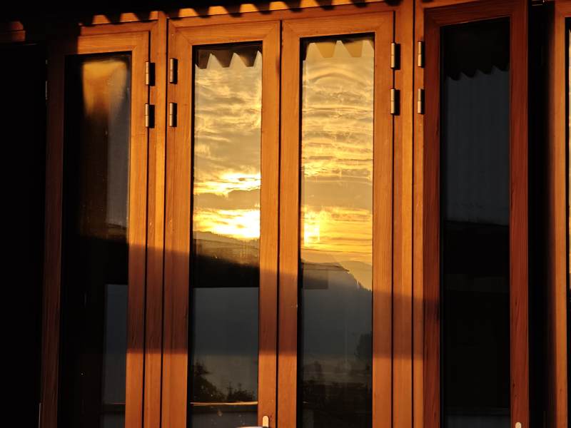 夕阳映窗景图片