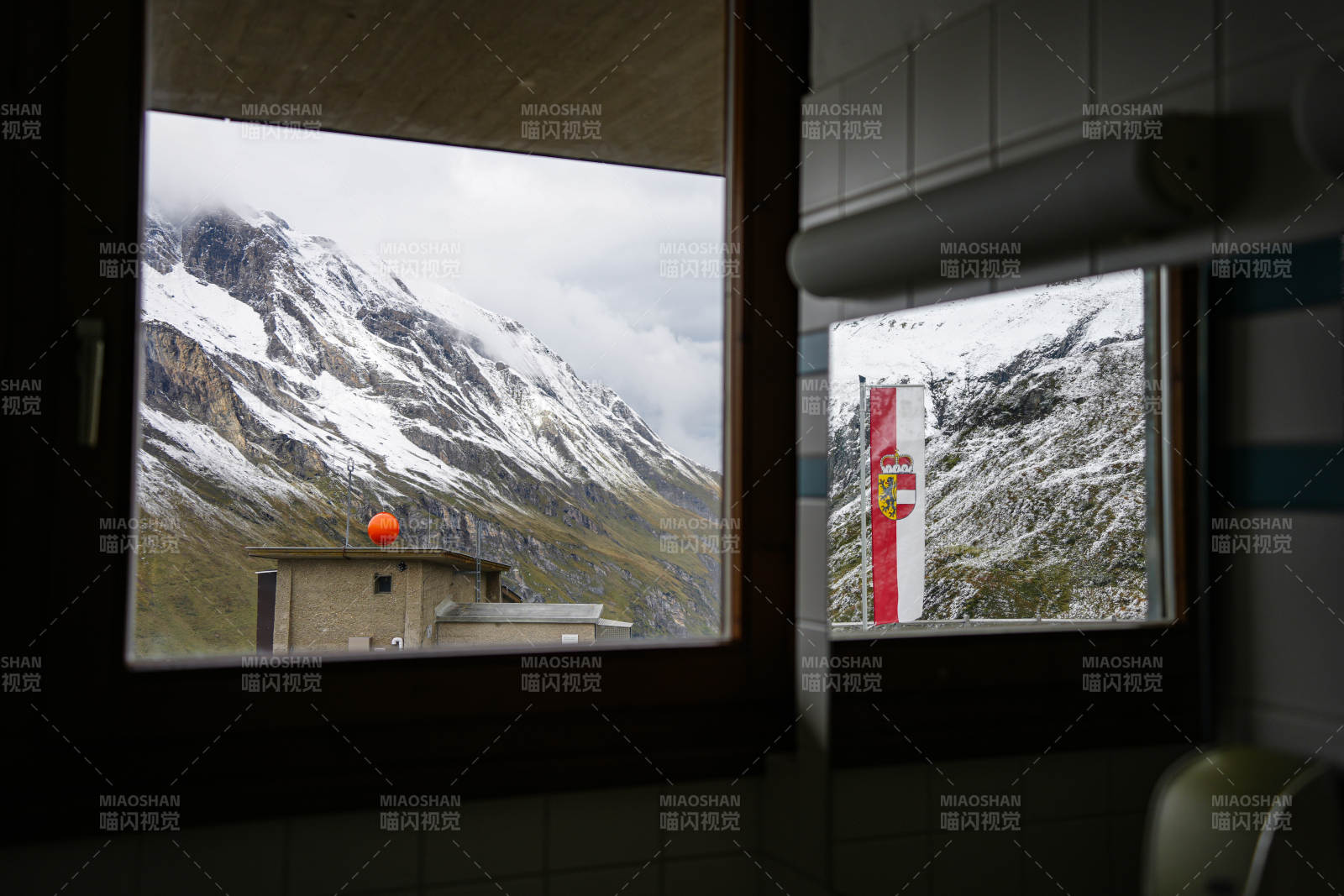奥地利雪山窗外景图片
