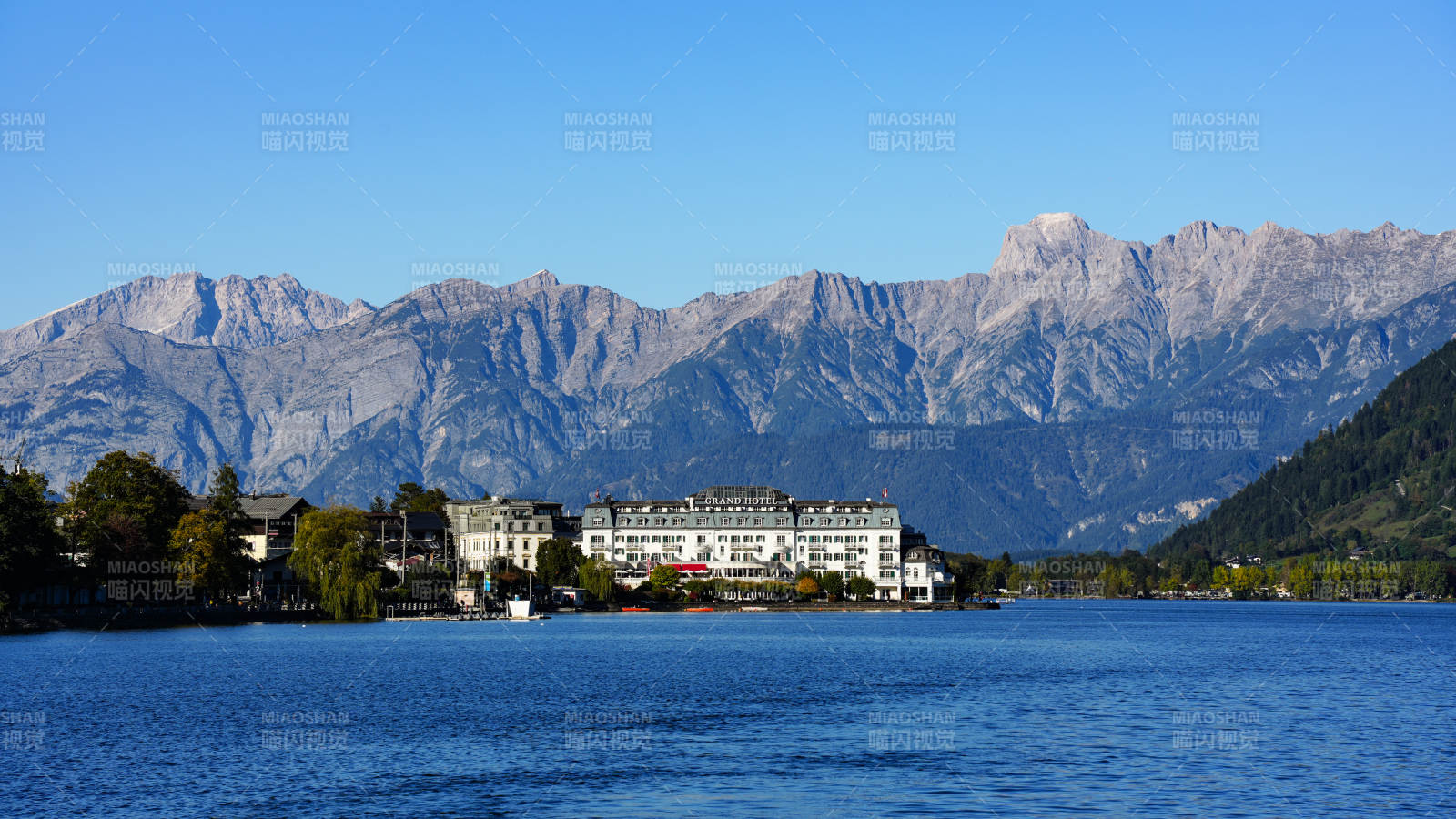 奥地利湖光山色映小镇图片