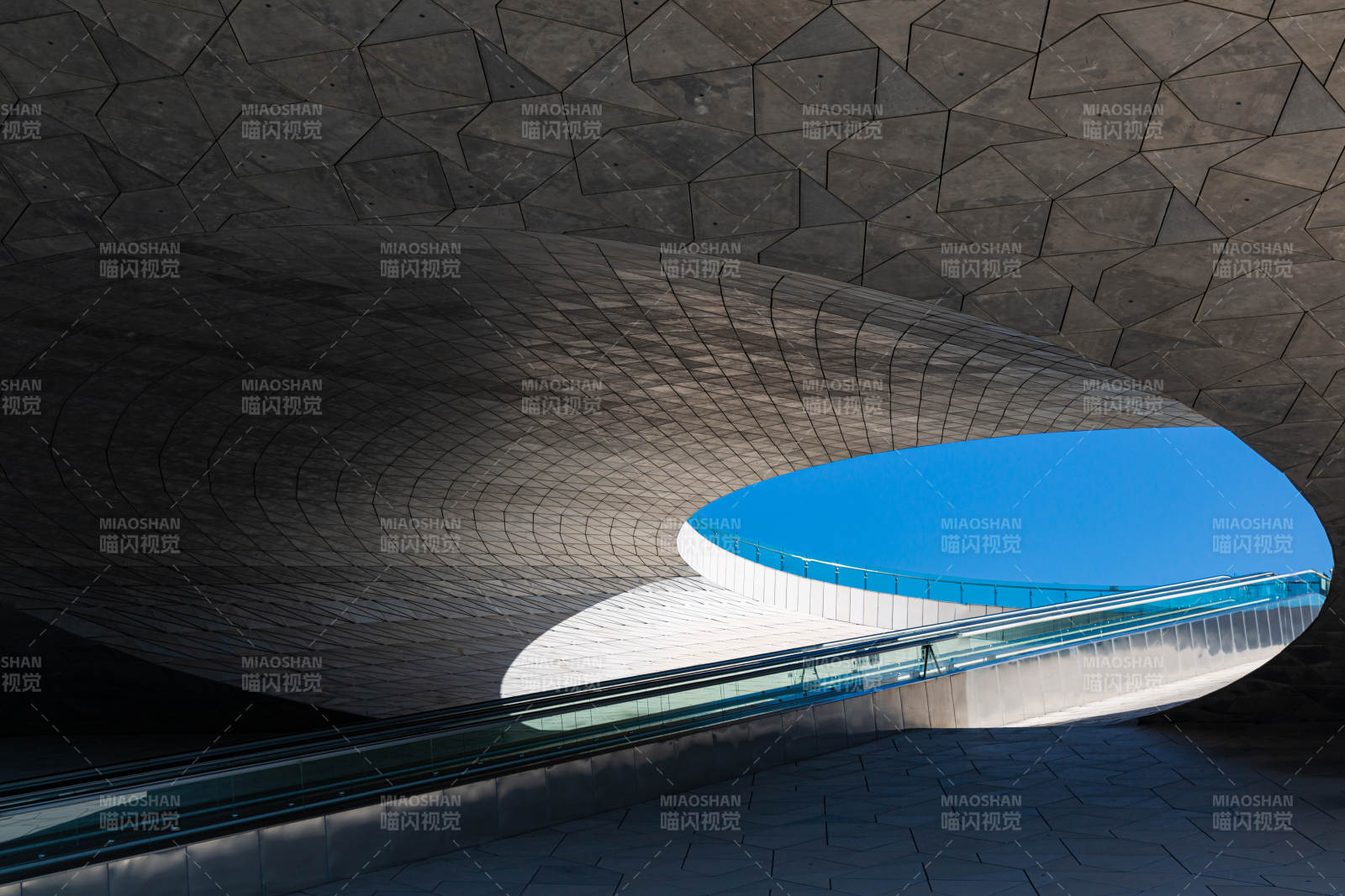 太原植物园几何穹顶与蓝天图片