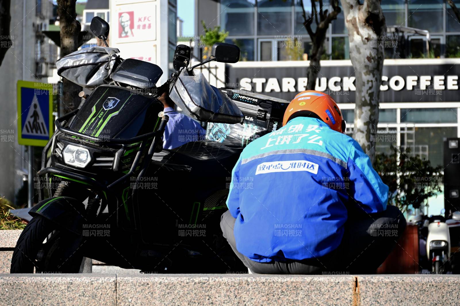 外卖员蹲坐休息图片