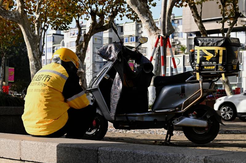 外卖员修理电动车图片