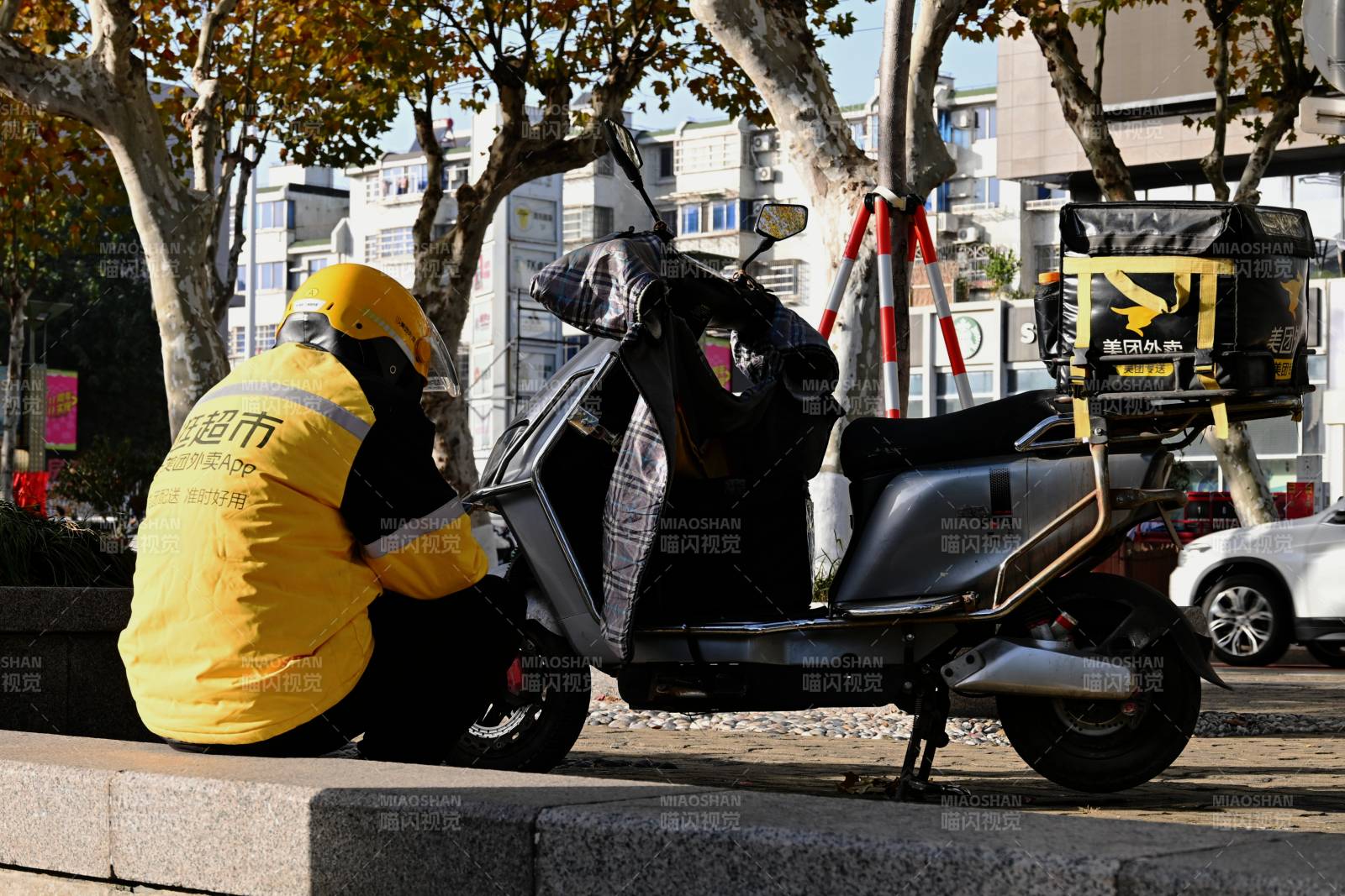 外卖员修理电动车图片