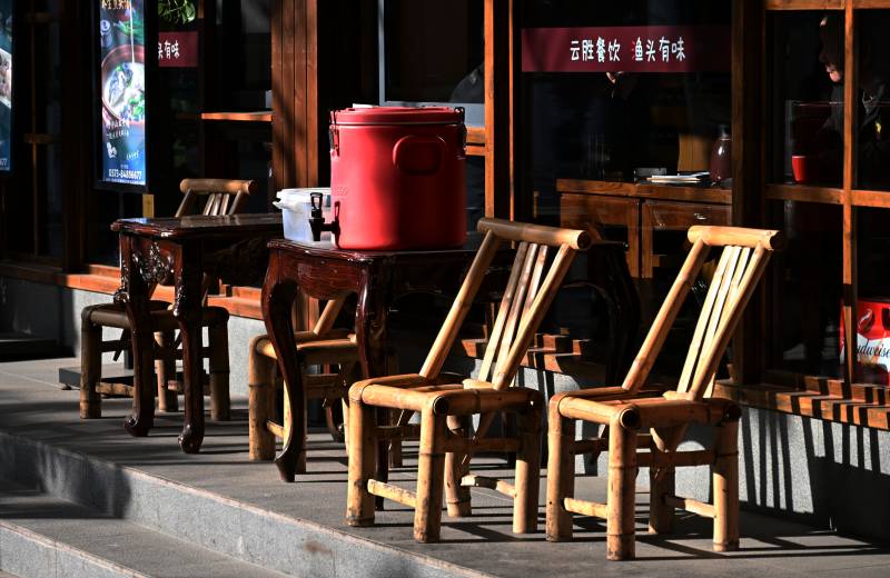 善良商家摆放供行人免费歇脚喝水的竹椅茶桶图片