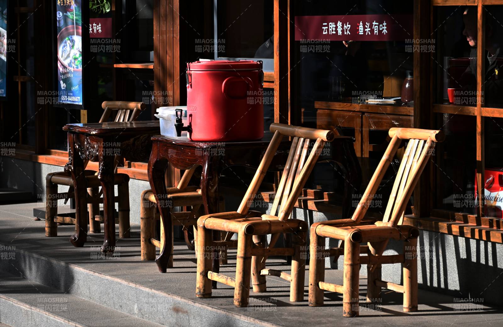 善良商家摆放供行人免费歇脚喝水的竹椅茶桶图片