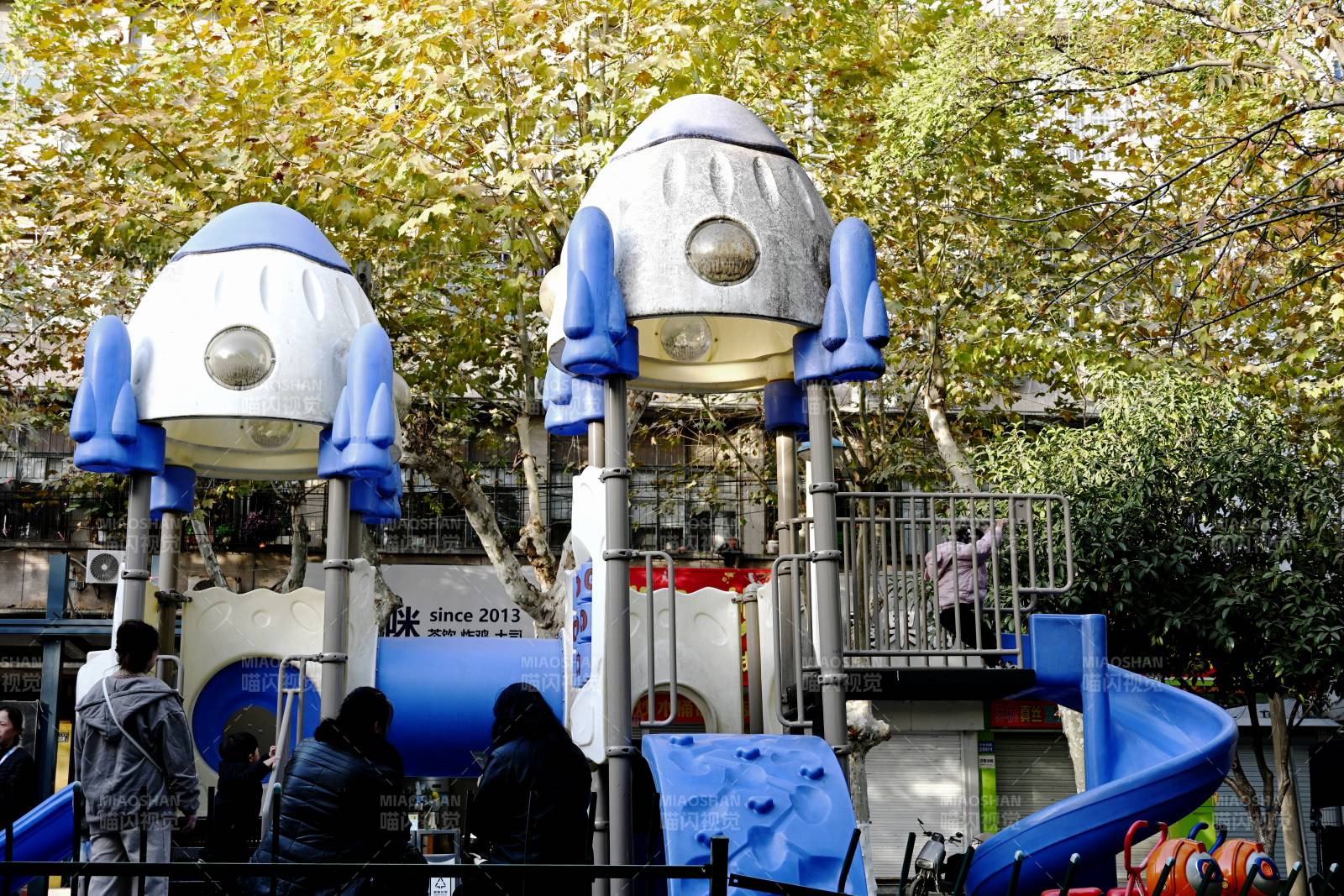 口袋公园里太空主题儿童滑梯图片