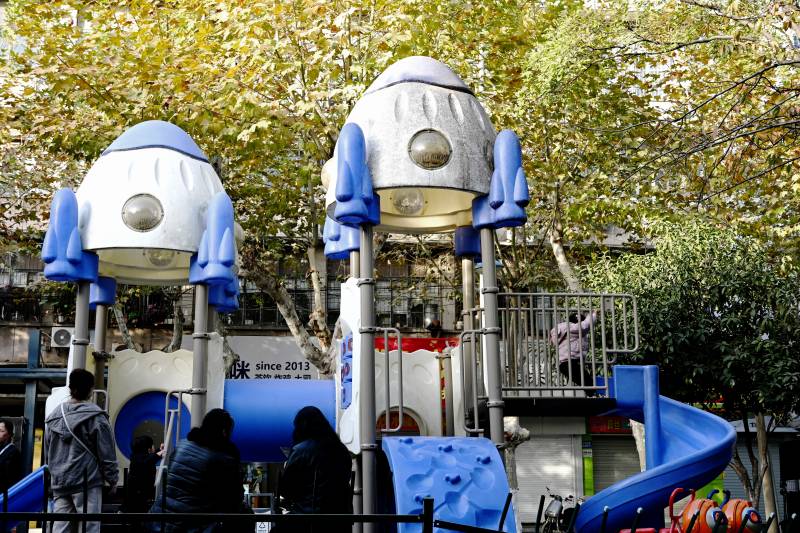 口袋公园里太空主题儿童滑梯图片