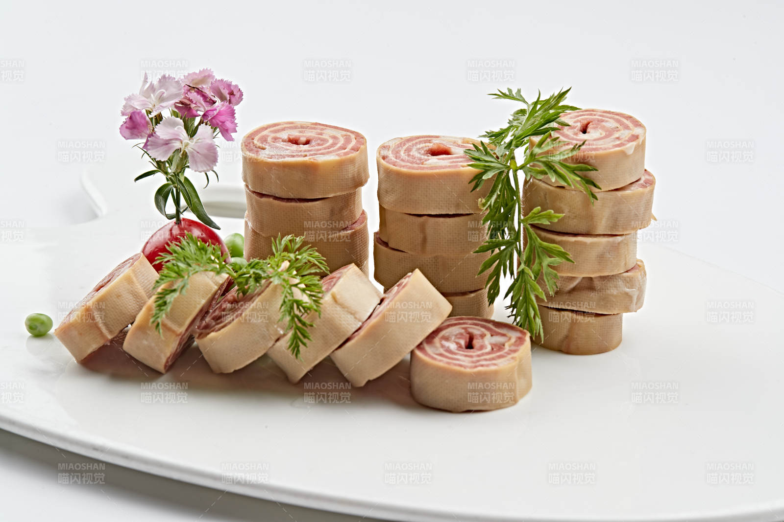 白色瓷盘组昂的豆腐皮熏肉卷切片图片