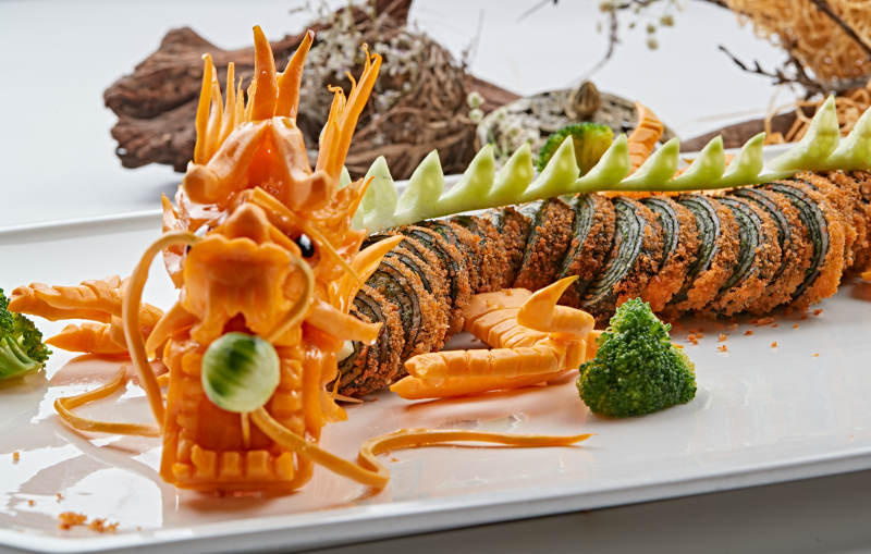 传统中国龙造型雕刻的蟹籽海苔卷图片