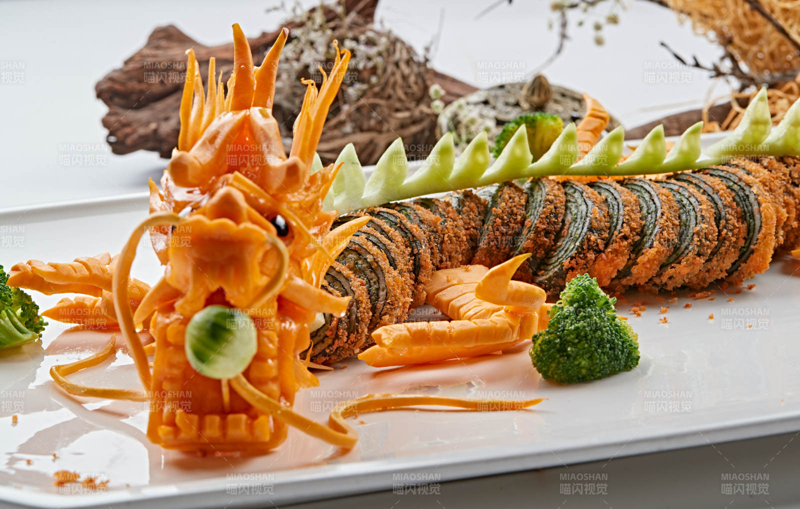 传统中国龙造型雕刻的蟹籽海苔卷图片