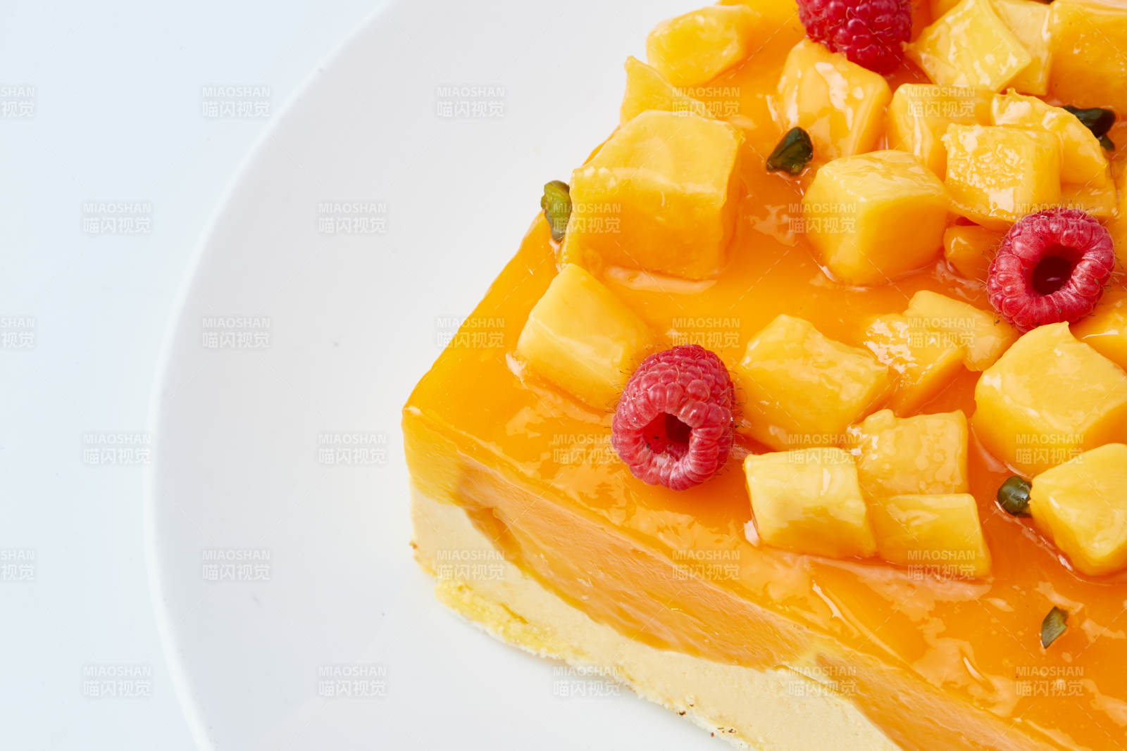 树莓芒果鲜奶慕斯蛋糕图片