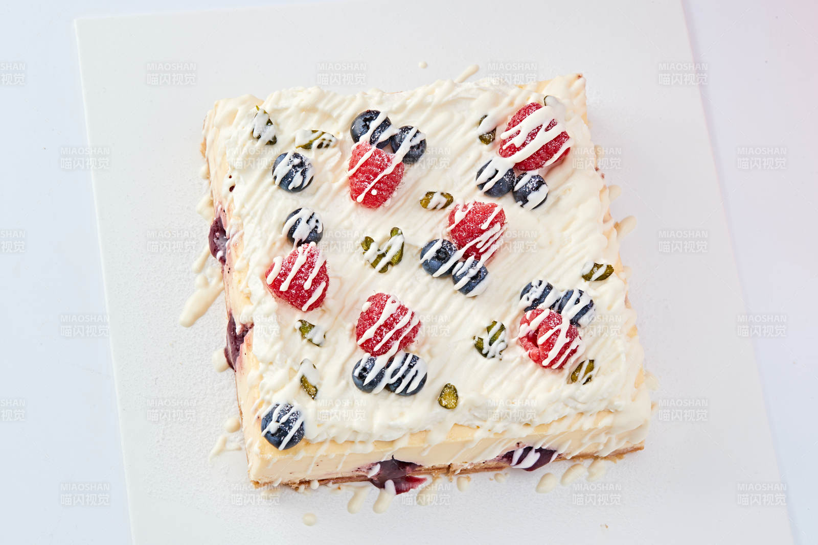 蓝莓树莓鲜奶慕斯蛋糕图片