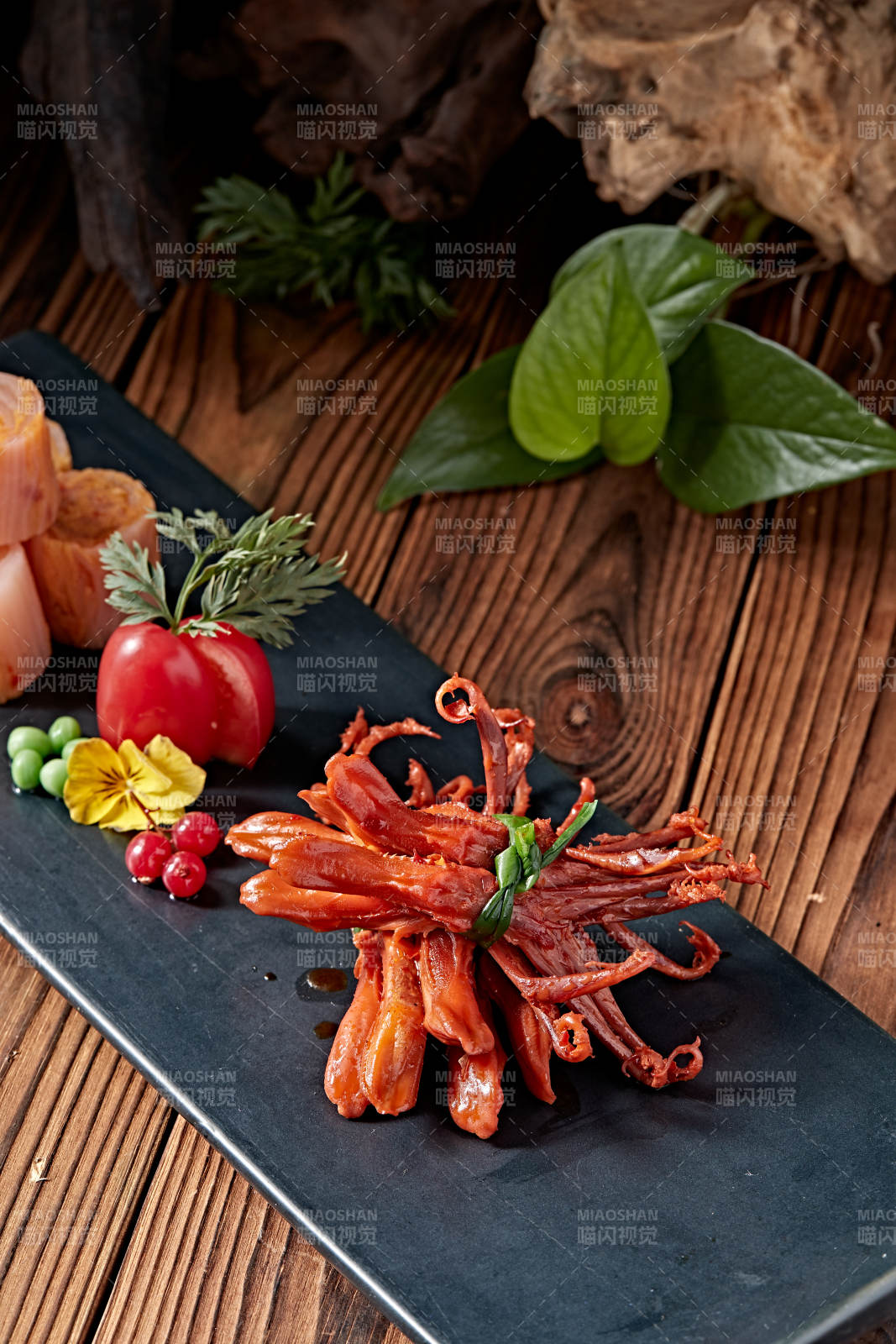 韩国泡菜配飘香卤味鸭舌图片