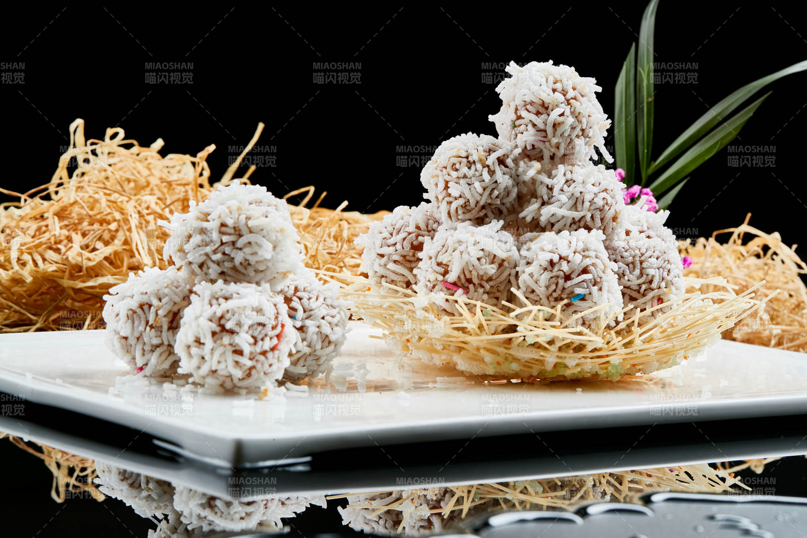 白色瓷盘装的的酥炸糯米猪肉丸图片