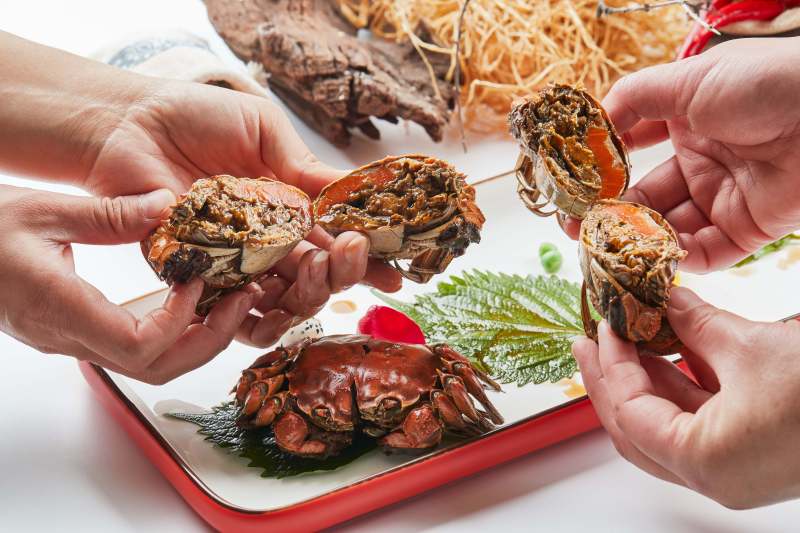 精美餐具装的风味糟醉阳澄湖大闸蟹图片