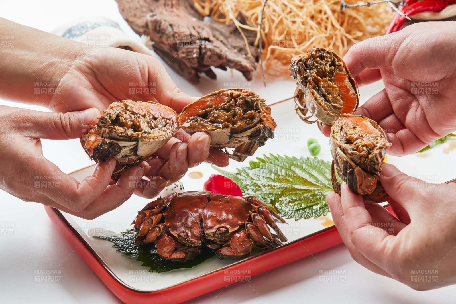 精美餐具装的风味糟醉阳澄湖大闸蟹图片