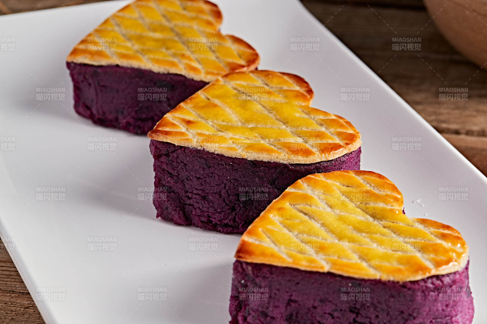 白色瓷盘装的茶餐烘焙酥皮心形紫薯泥图片