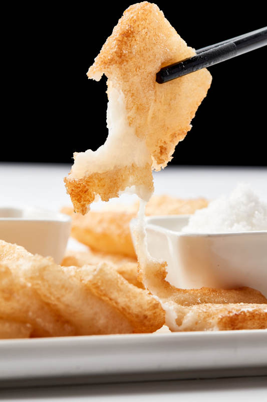 白色瓷盘装的美味香炸糯米糍粑图片