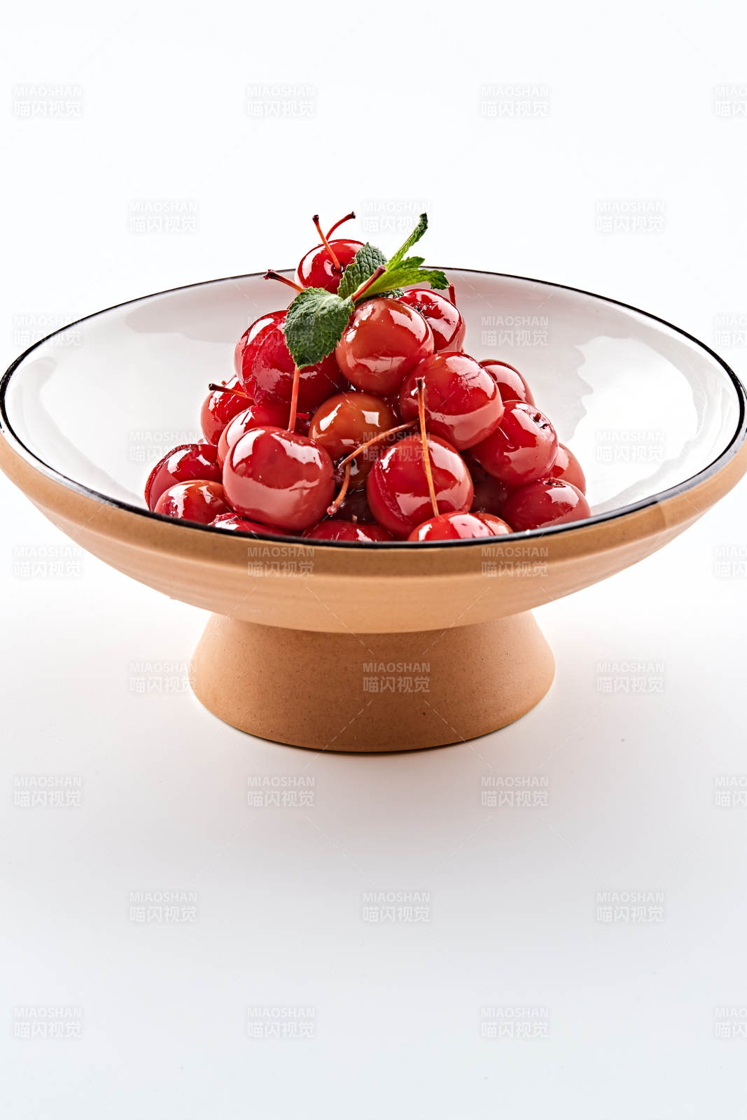 精美餐具装的野蜂蜜腌渍海棠果图片