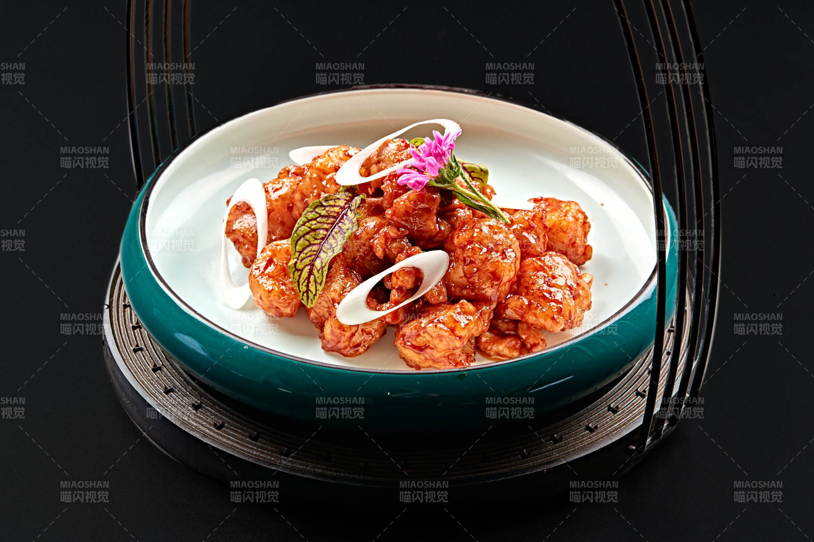 精美餐具装的冀菜风味鸡里蹦图片