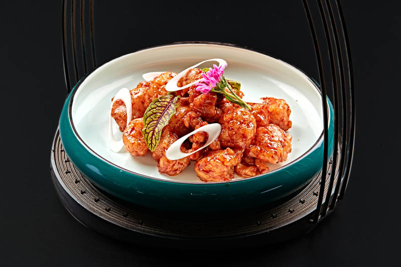 精美餐具装的冀菜风味鸡里蹦图片