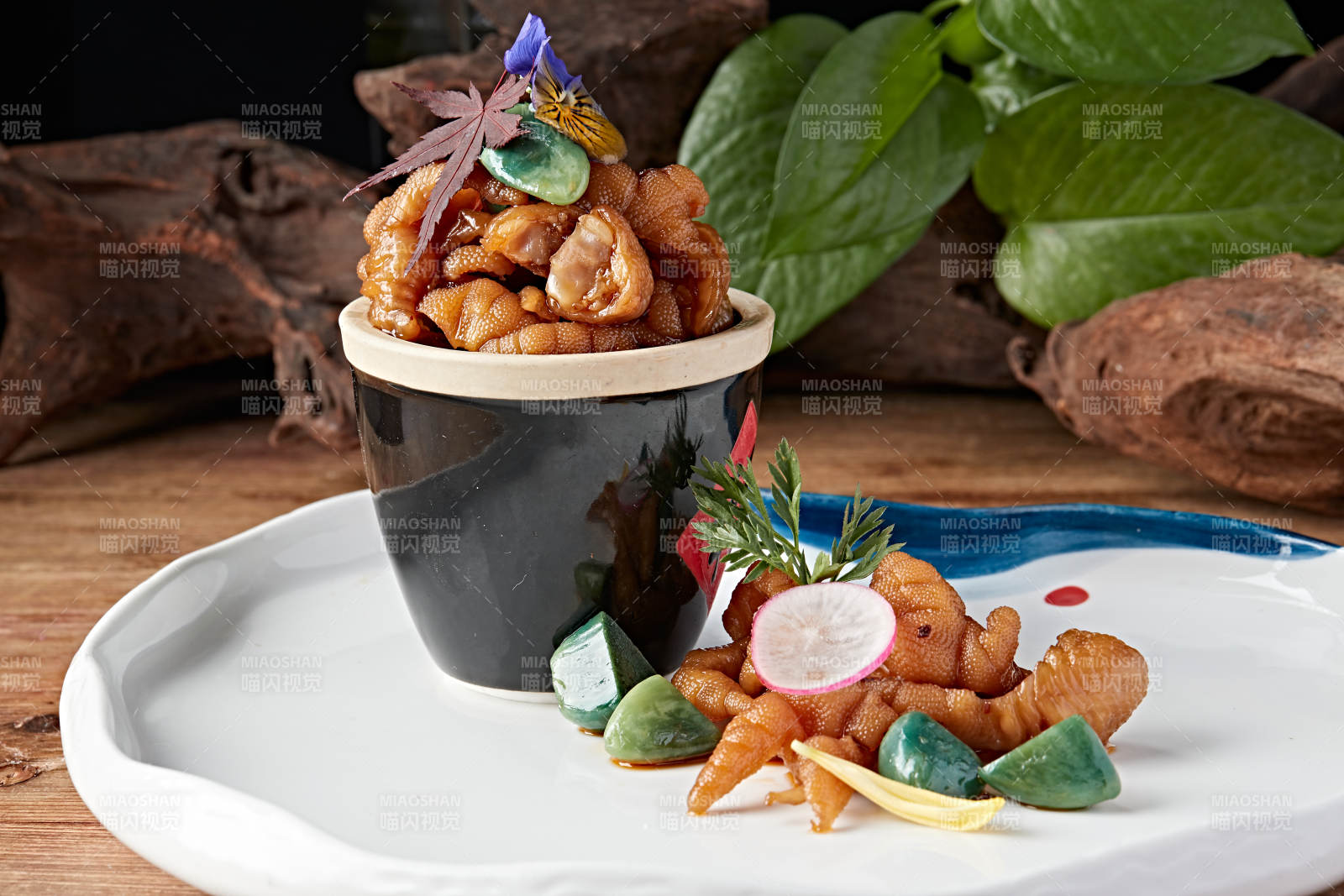 腌渍腊八蒜脱骨凤爪图片