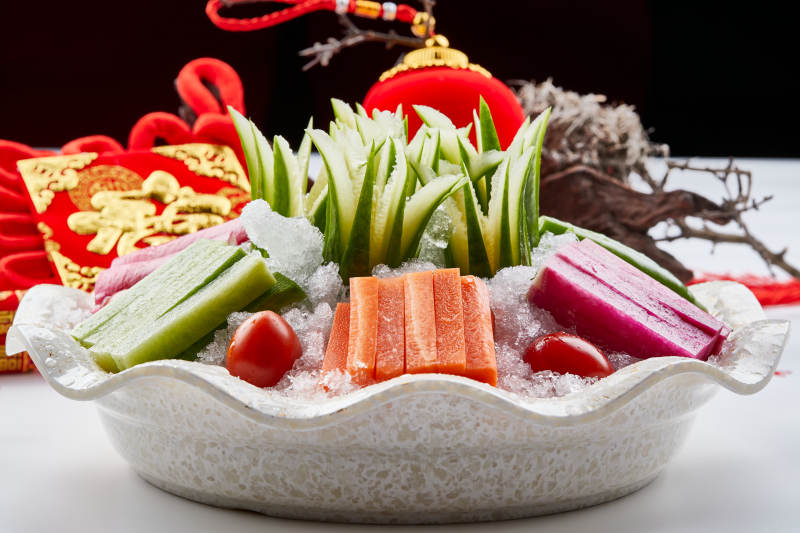 布满碎冰的餐具装的新鲜时蔬拼盘图片