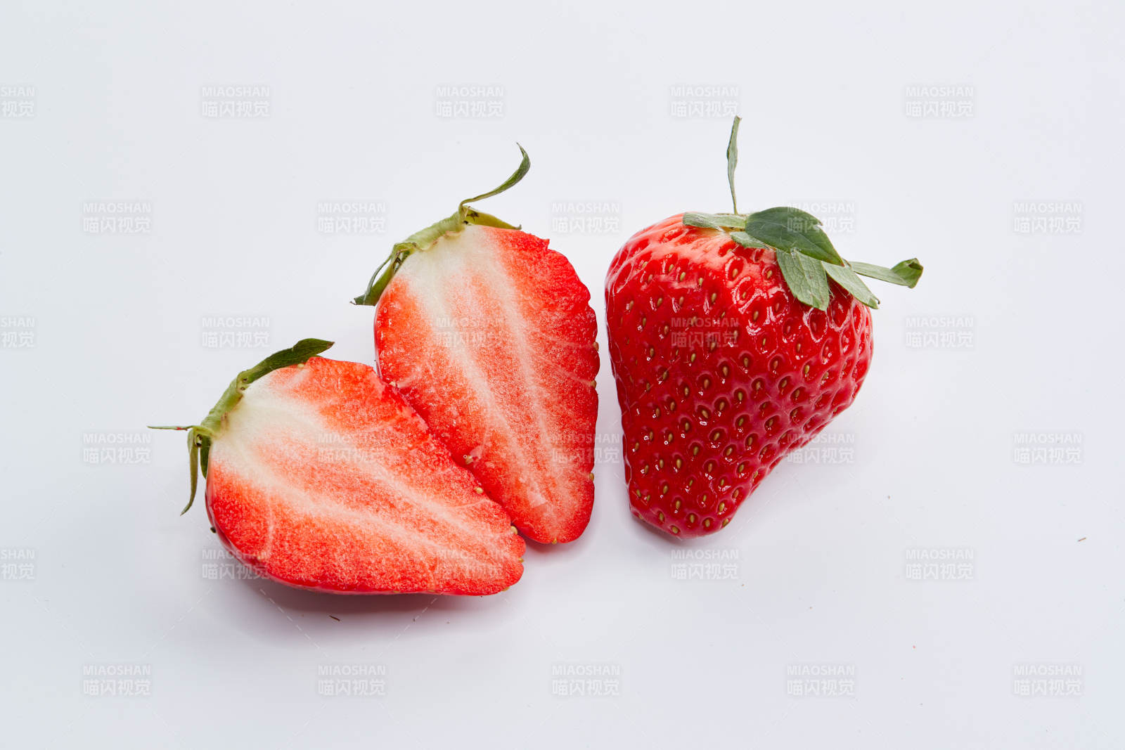 白色背景上摆放的新鲜草莓图片