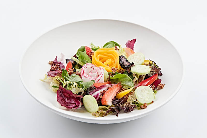 白色圆瓷盘装的芙蓉富贵拌时蔬图片