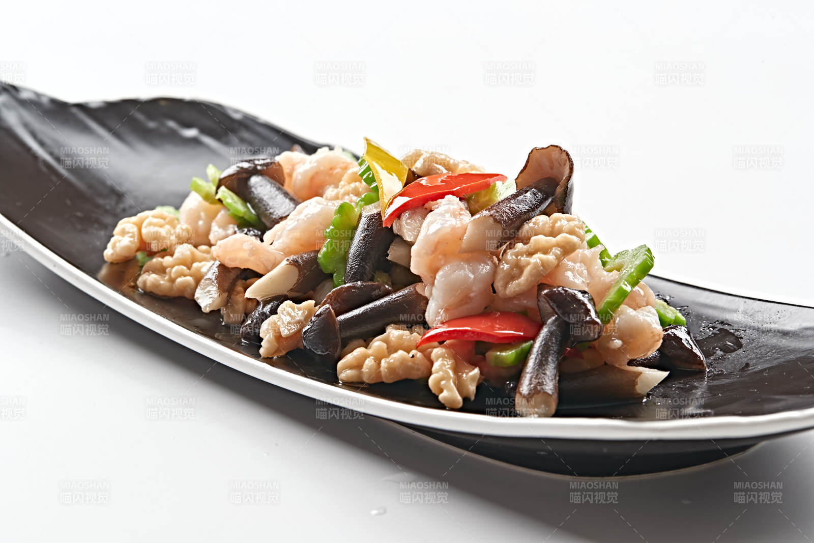 精美餐具装的鸡枞菌鲜桃仁小炒大虾仁图片