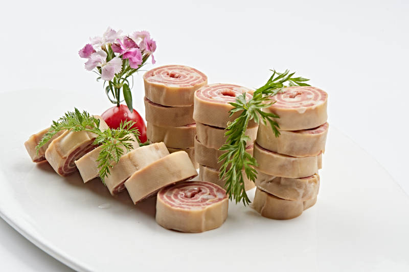 白色瓷盘组昂的豆腐皮熏肉卷切片图片