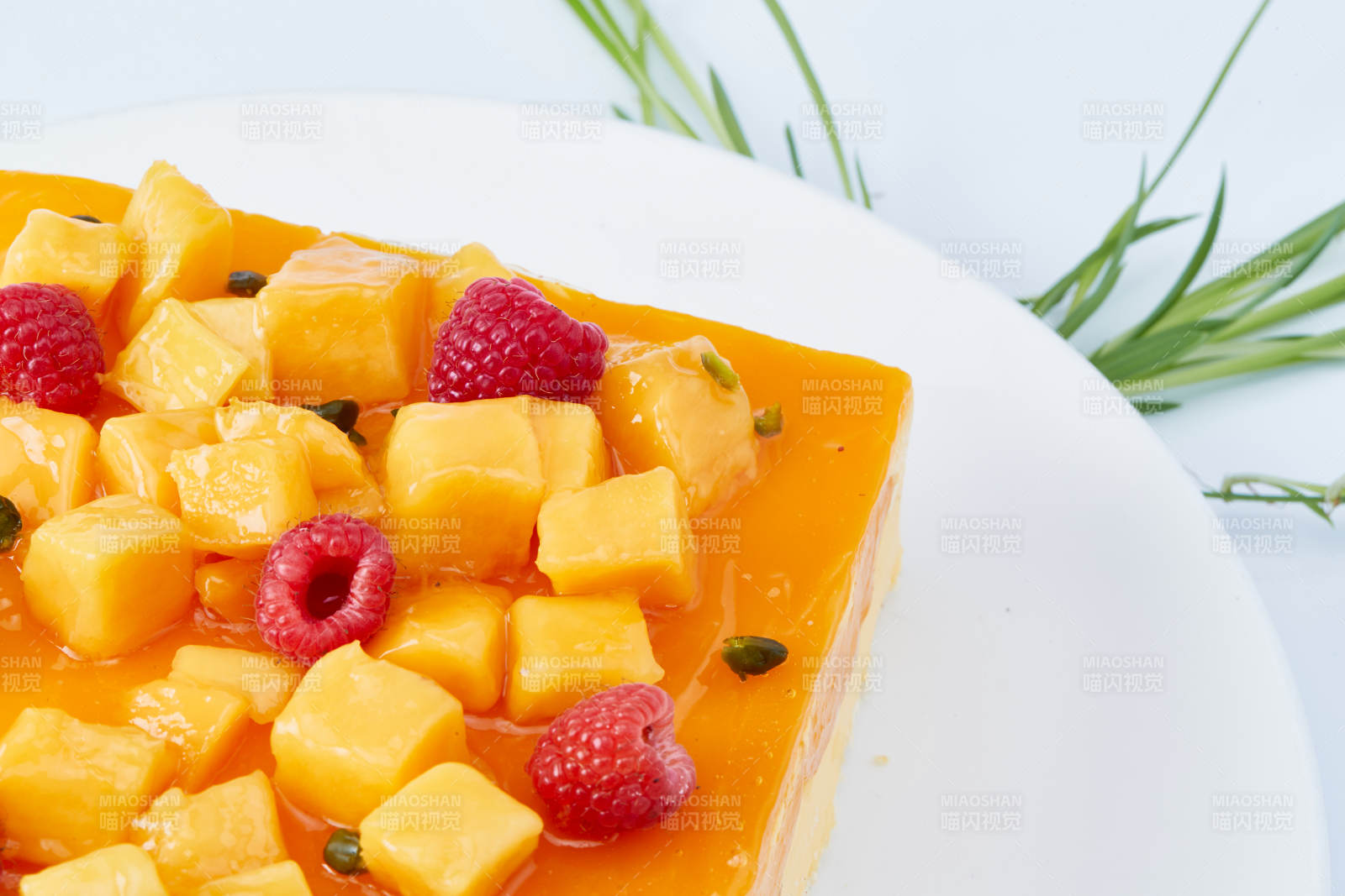 树莓芒果鲜奶慕斯蛋糕图片