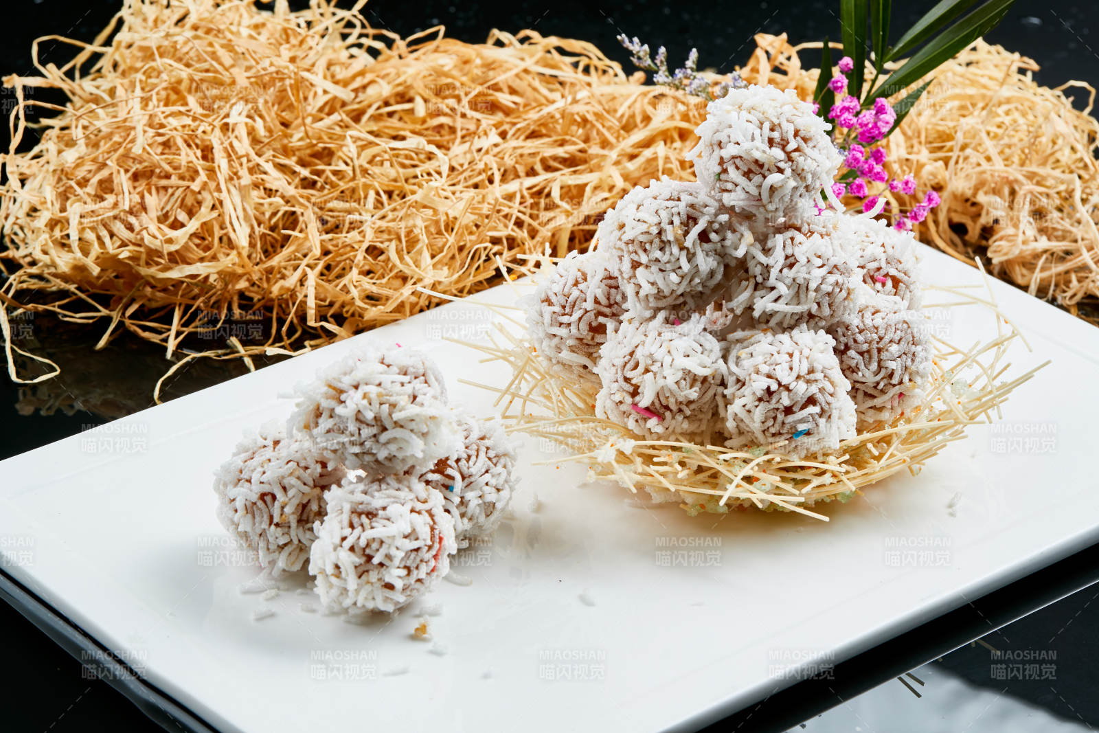 白色瓷盘装的的酥炸糯米猪肉丸图片