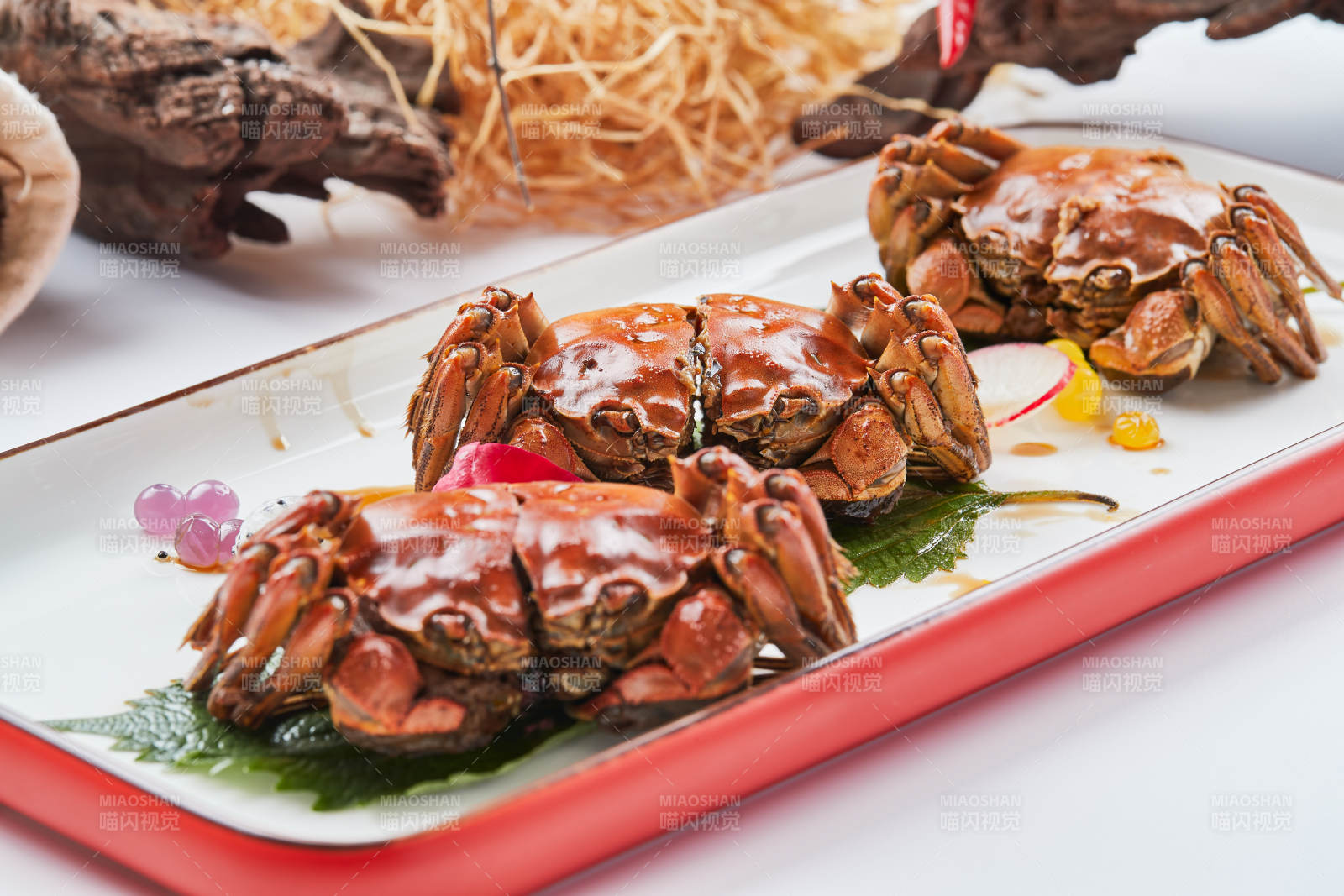 精美餐具装的风味糟醉阳澄湖大闸蟹图片