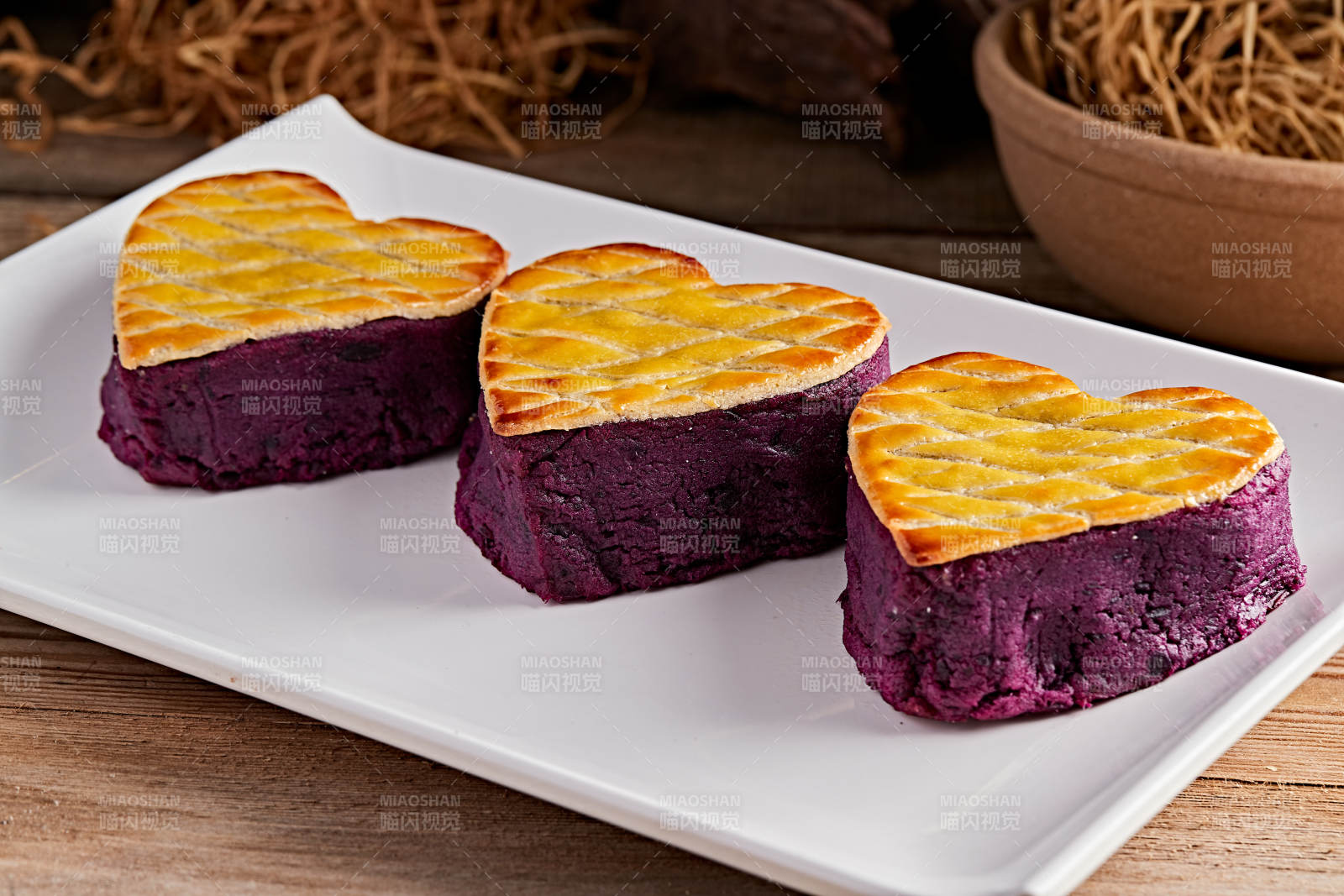 白色瓷盘装的茶餐烘焙酥皮心形紫薯泥图片