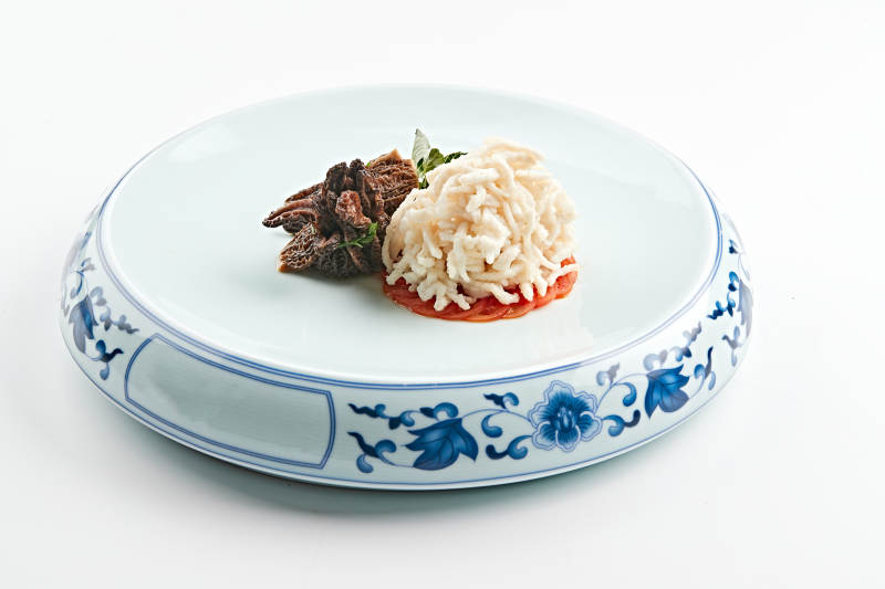 青花瓷盘装的清煮鸡丝配羊肚菌图片