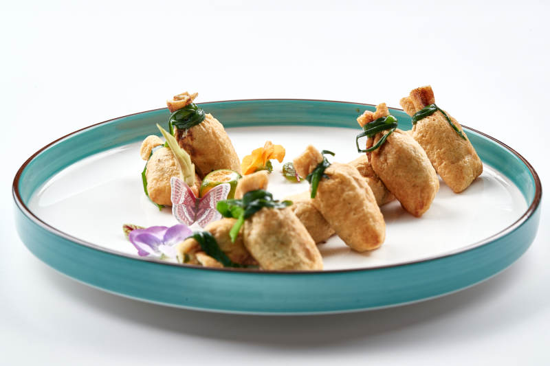 精美瓷盘装的卤香豆皮小福袋图片