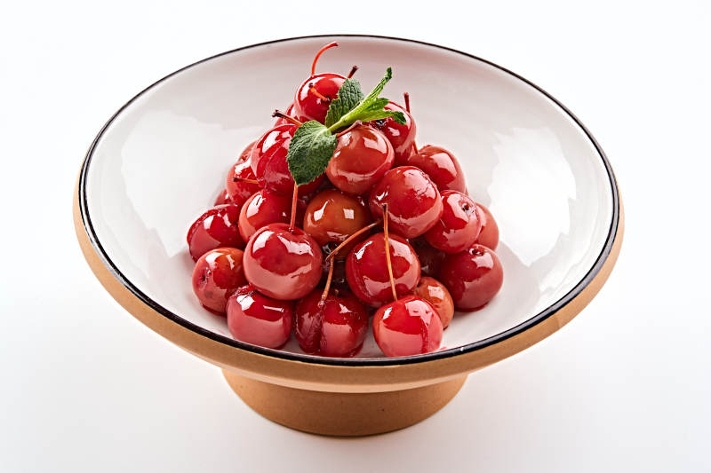 精美餐具装的野蜂蜜腌渍海棠果图片