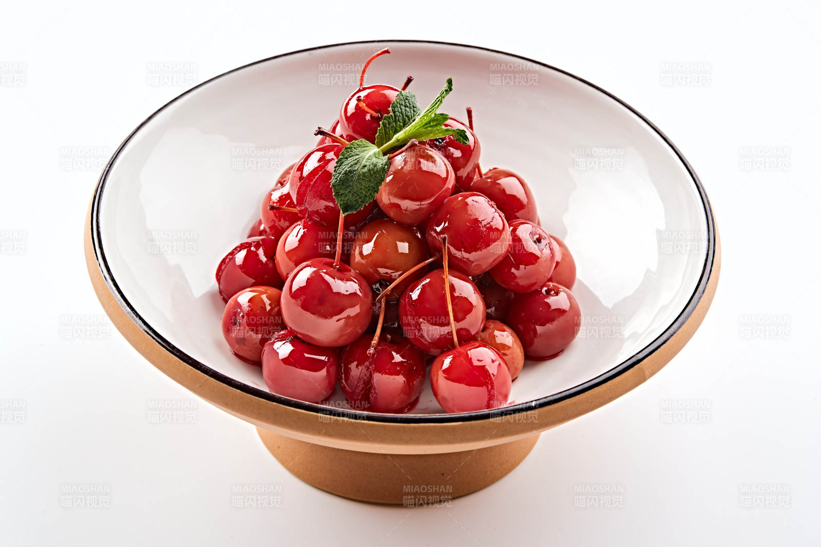 精美餐具装的野蜂蜜腌渍海棠果图片