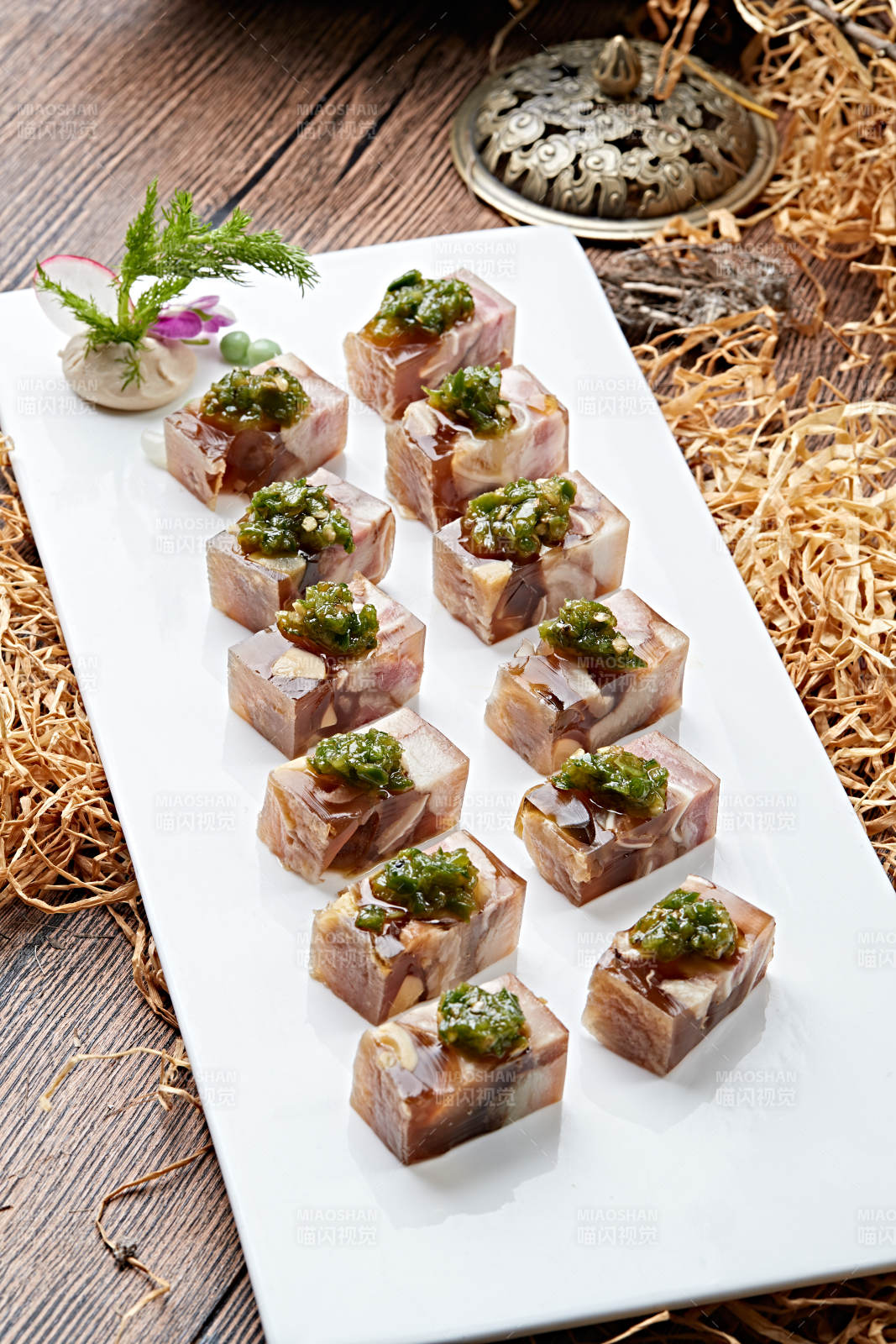 野韭花酱佐黄豆猪皮冻图片