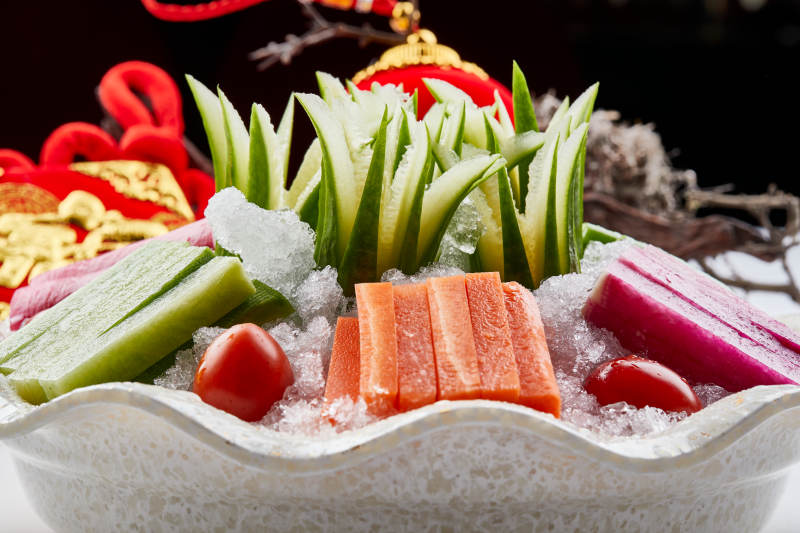 布满碎冰的餐具装的新鲜时蔬拼盘图片