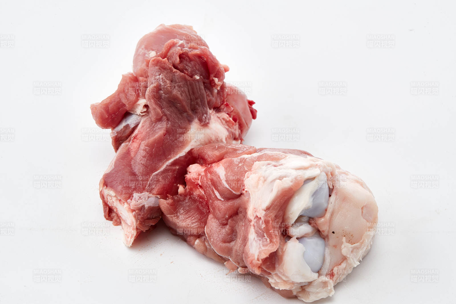 白色背景下的生鲜猪棒骨图片