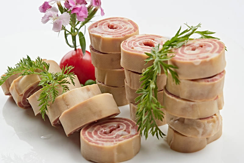 白色瓷盘组昂的豆腐皮熏肉卷切片图片