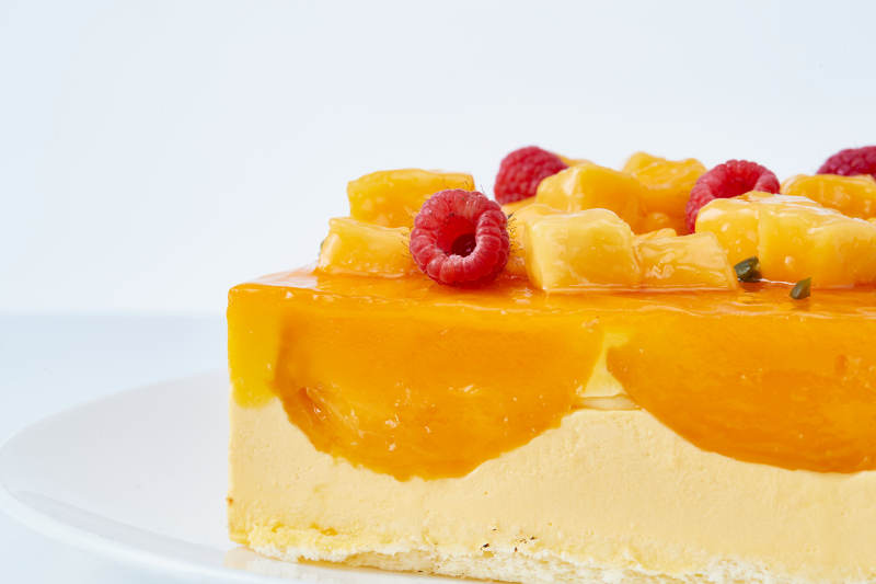 树莓芒果鲜奶慕斯蛋糕图片