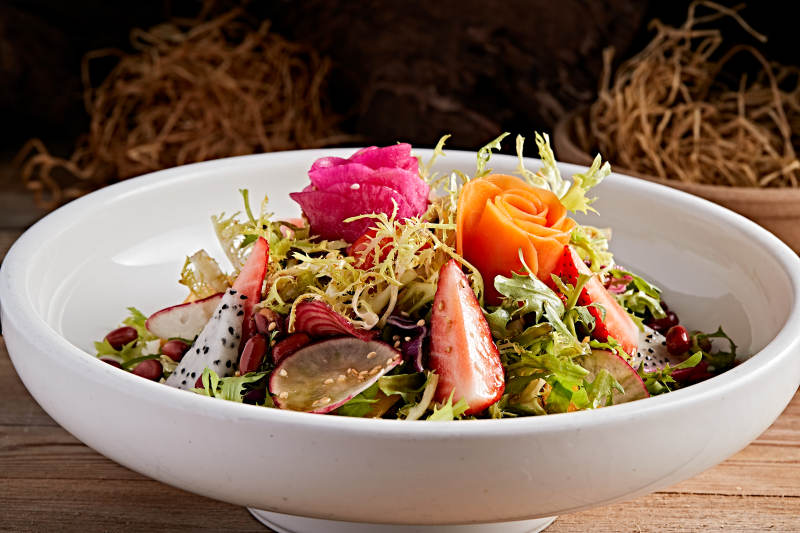 白色圆瓷盘装的芙蓉富贵拌时蔬图片