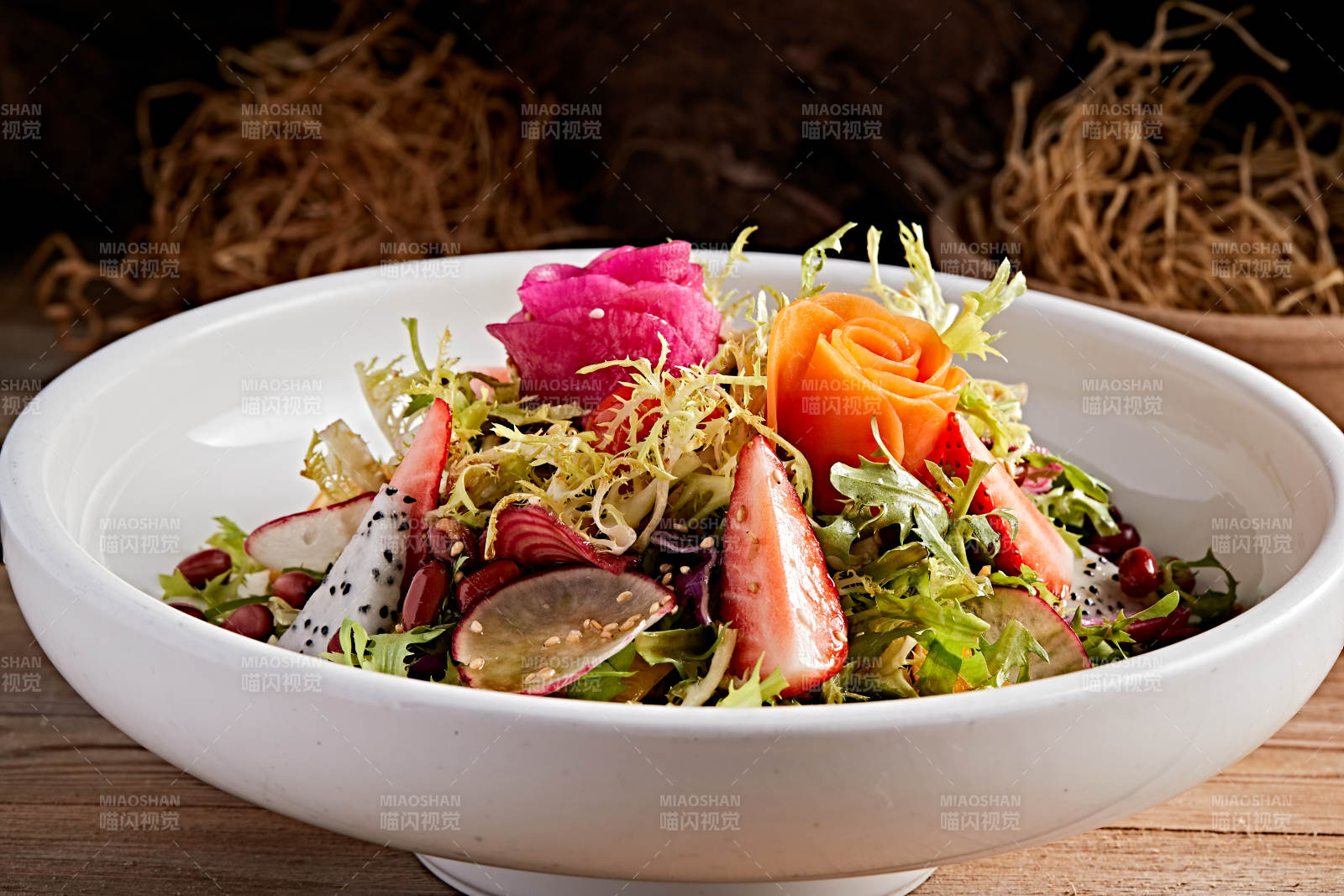 白色圆瓷盘装的芙蓉富贵拌时蔬图片